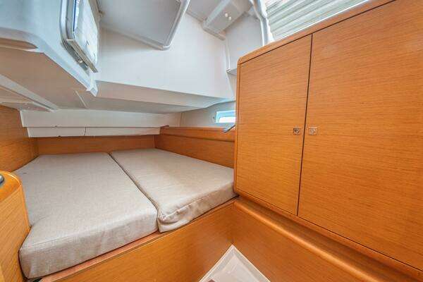 Jeanneau 439 Yacht For Sale