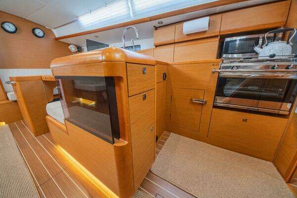 Jeanneau 439 Yacht For Sale