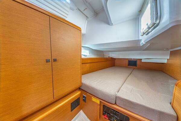 Jeanneau 439 Yacht For Sale