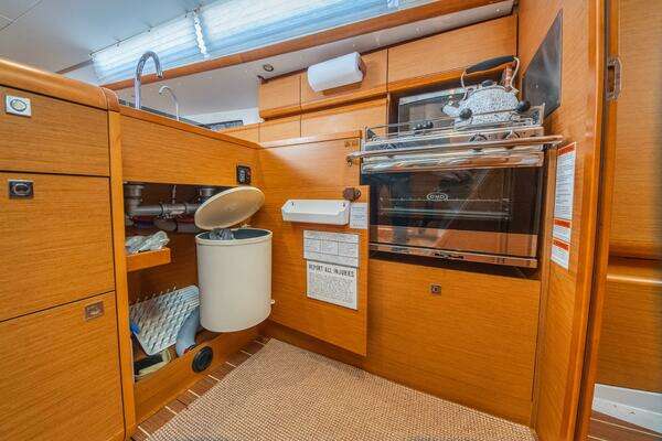 Jeanneau 439 Yacht For Sale