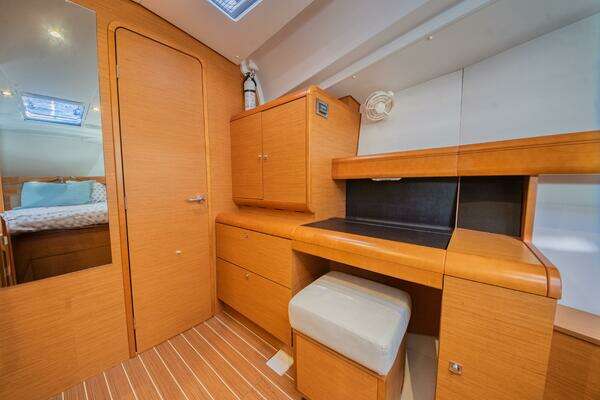 Jeanneau 439 Yacht For Sale