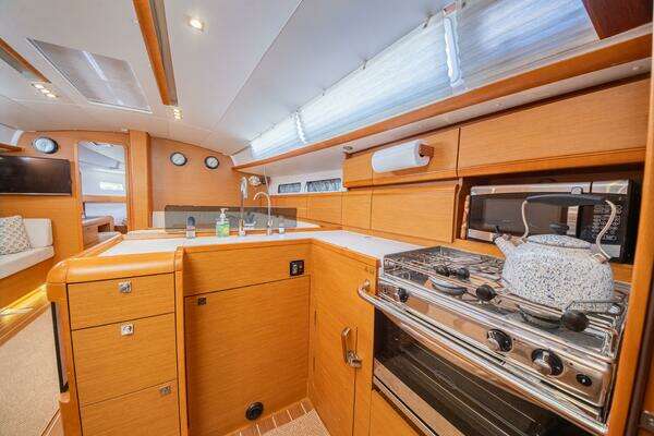 Jeanneau 439 Yacht For Sale