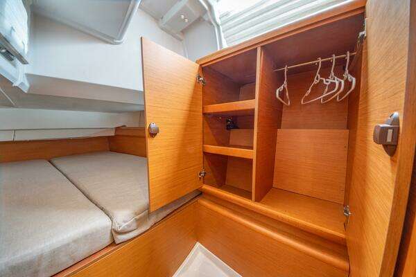Jeanneau 439 Yacht For Sale