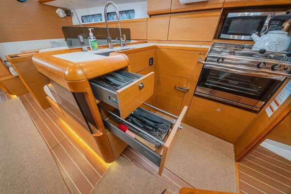 Jeanneau 439 Yacht For Sale