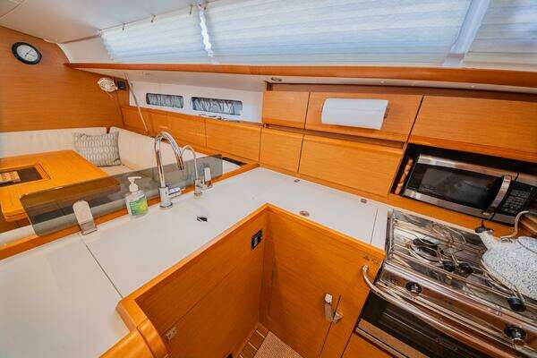 Jeanneau 439 Yacht For Sale