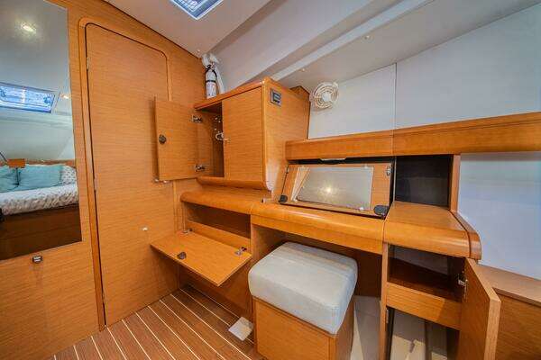 Jeanneau 439 Yacht For Sale