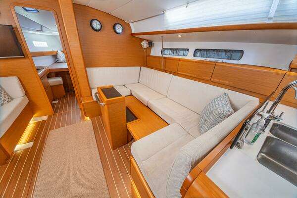 Jeanneau 439 Yacht For Sale