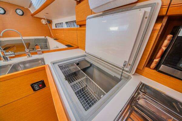 Jeanneau 439 Yacht For Sale