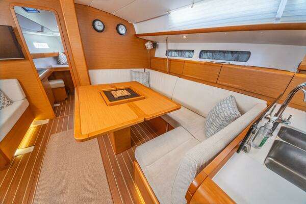 Jeanneau 439 Yacht For Sale