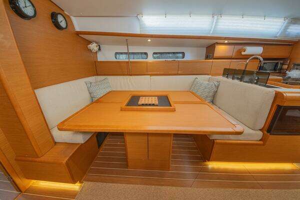 Jeanneau 439 Yacht For Sale