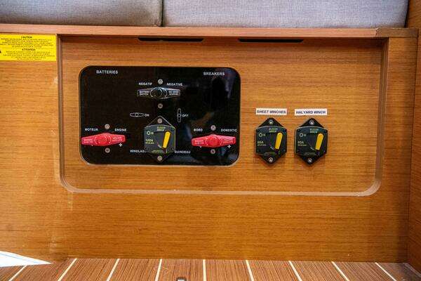 Jeanneau 439 Yacht For Sale