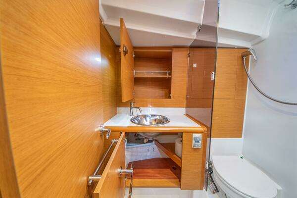 Jeanneau 439 Yacht For Sale