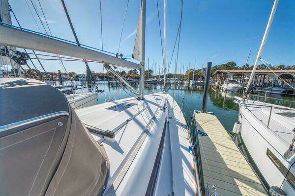 Jeanneau 439 Yacht For Sale