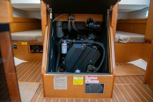 Jeanneau 439 Yacht For Sale