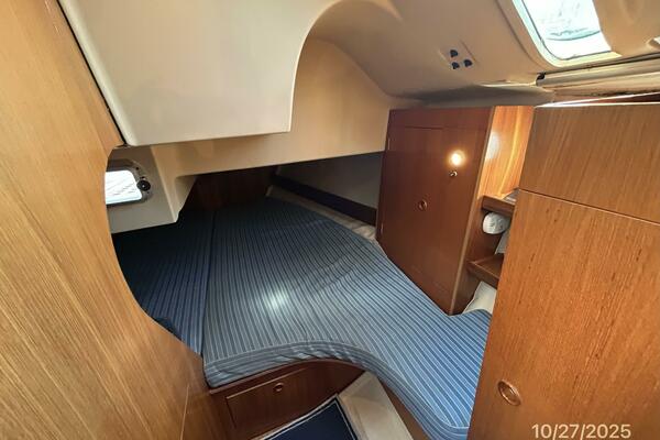 38' Beneteau aft stateroom