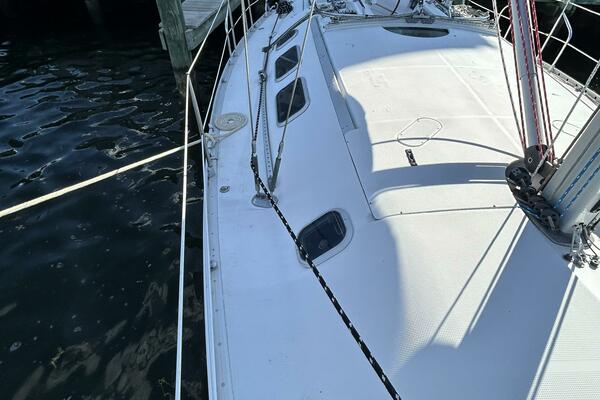 38' Beneteau starboard side deck2