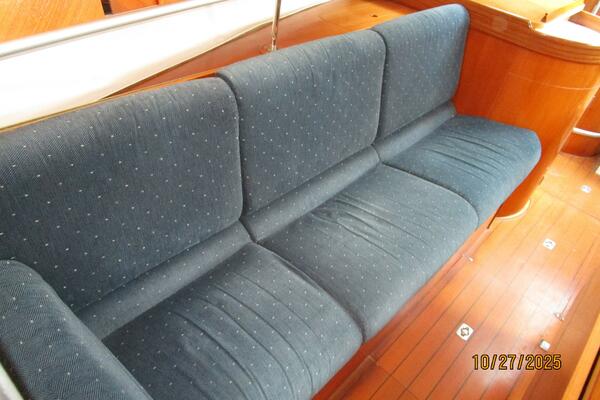 38' Beneteau salon starboard seating2