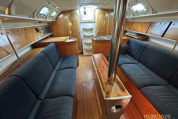38' Beneteau salon aft