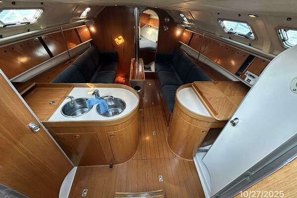 38' Beneteau salon forward