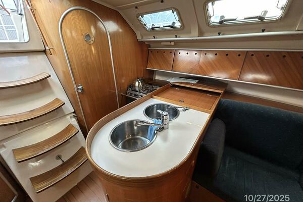 38' Beneteau galley1