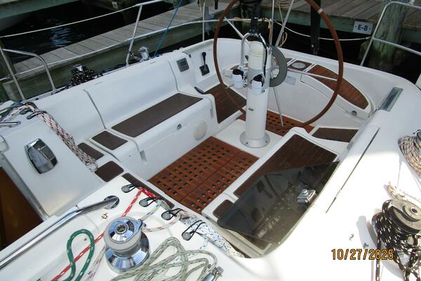 38' Beneteau cockpit1