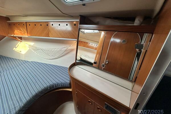 38' Beneteau forward stateroom starboard