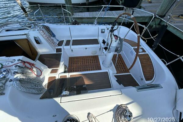 38' Beneteau cockpit starboard