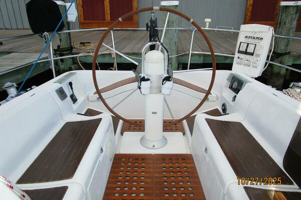 38' Beneteau cockpit aft