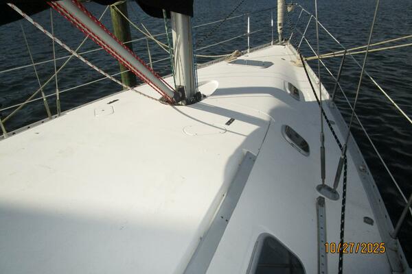38' Beneteau foredeck2