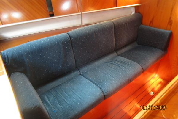 38' Beneteau salon port seating1