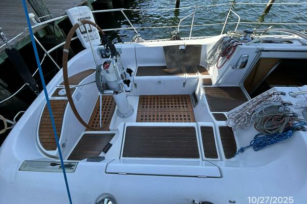 38' Beneteau cockpit port