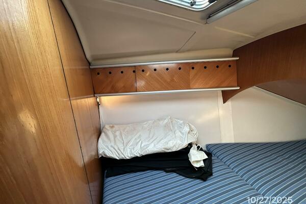 38' Beneteau forward stateroom port