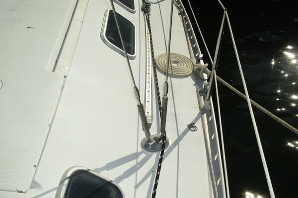38' Beneteau port side deck2