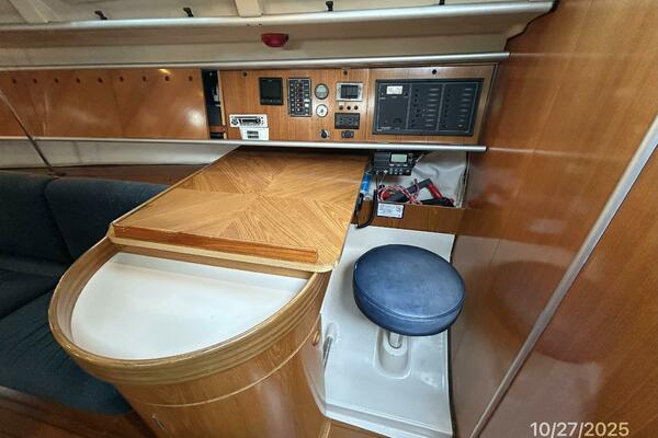 38' Beneteau nav station2