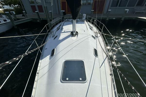 38' Beneteau foredeck aft