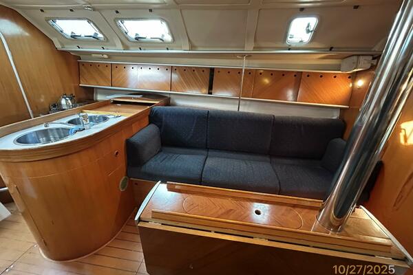 38' Beneteau salon port