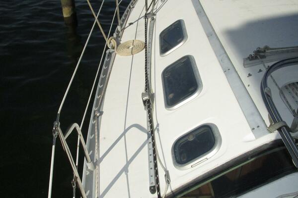 38' Beneteau port side deck1