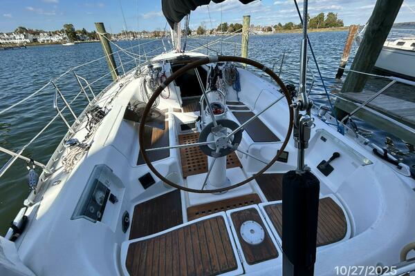 38' Beneteau cockpit forward