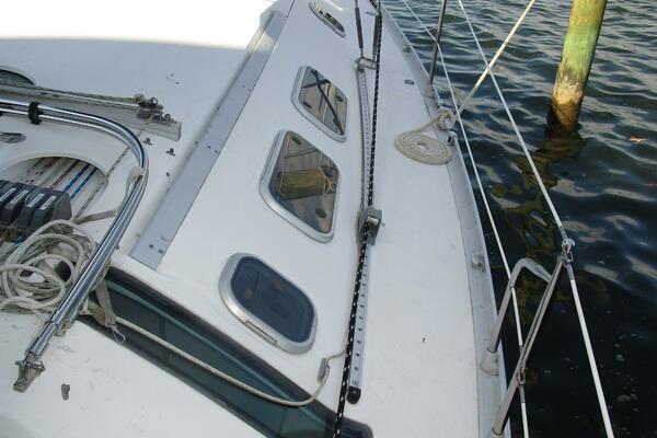 38' Beneteau starboard side deck1