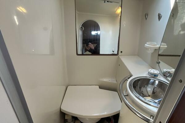 38' Beneteau forward head