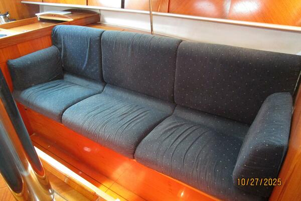 38' Beneteau salon port seating2