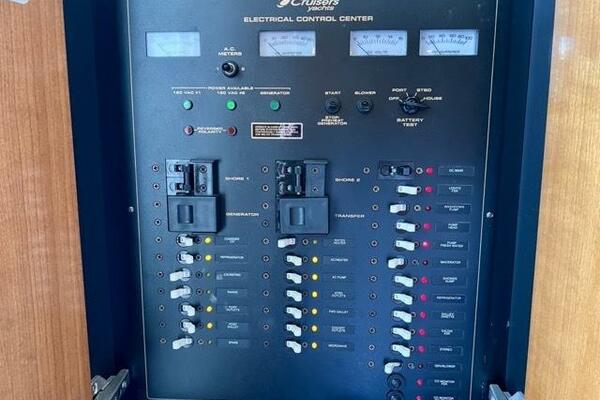 25 Partner Ship 2003 Cruisers 3772 Power Panel Medium
