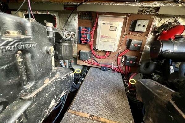 15 Sea Yall 1995 Regal 400 Commodore Engine Room 5 Medium