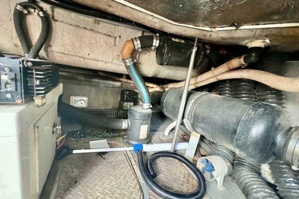 13 Sea Yall 1995 Regal 400 Commodore Engine Room 3 Medium