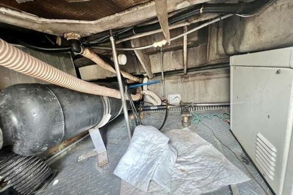 14 Sea Yall 1995 Regal 400 Commodore Engine Room 4 Medium