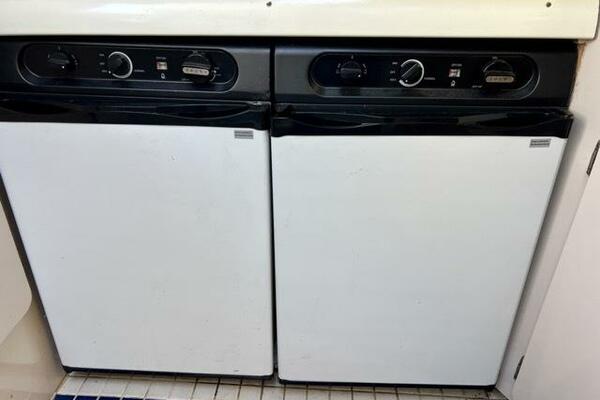 7 Sea Yall 1995 Regal 400 Commodore New Fridges Medium