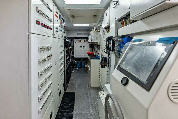 Custom Line 100 Yacht For Sale