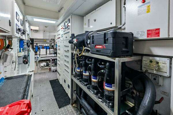 Custom Line 100 Yacht For Sale