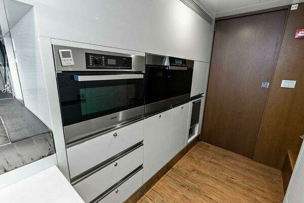 Custom Line 100 Yacht For Sale