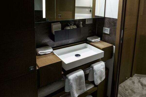 Custom Line 100 Yacht For Sale